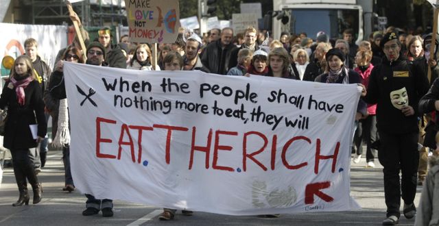Demonstration utanför ECB 2011. Acemoglu menar att ojämlikhet förstör institutioner och har uttryckt sympati för proteströrelser som Occupy Wall Street.  Martin Oeser / TT NYHETSBYRÅN/ NTB Scanpix