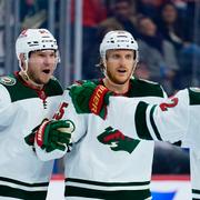 Jonas Brodin, Kevin Fiala och Frederick Gaudreau firar efter svenskens mål.