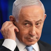 Australisk polis och en bild på Netanyahu.