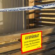 Polisens avspärrningar utanför den eldhärjade lägenheten i Karlstad.