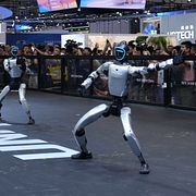 Unitreets robotar uppträder på den stora robotmässan som just nu pågår i Peking.