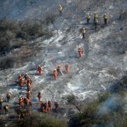 Förödelse efter att en brand dragit fram i Mandeville Canyon i Kalifornien. 