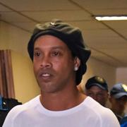 Ronaldinho och hans bror Roberto Assis på väg till häktningsförhandling. 