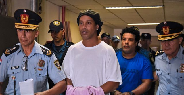 Ronaldinho och hans bror Roberto Assis på väg till häktningsförhandling.  NORBERTO DUARTE / TT NYHETSBYRÅN