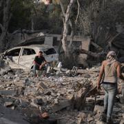 Palestinier inspekterar ett förstört hem i Gaza.