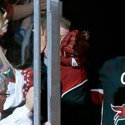 Coyotes Shane Doan high-fivar publiken