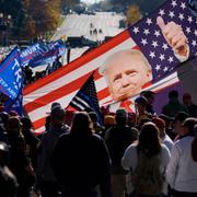 Flagga med bild på Donald Trump i protesterna mot valresultatet.