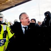 2013: AIK:s ordförande Johan Segui går emellan polisen med märket på hjälmen och supportrarna. Slagsmål mellan polis och AIK-supporters på Skanstullbron innan torsdagens allsvenska fotbollsderby mellan Djurgården och AIK efter att en av poliserna haft en "Defend Söderort"-sticker på sin hjälm.