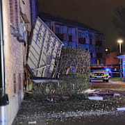 En explosion har inträffat vid en port till ett flerfamiljshus i Norrköping. Flera fönster är krossade. 