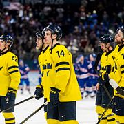 Spelarna deppar efter förlusten. 