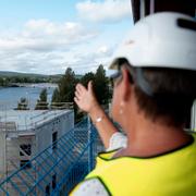 Harriet Classon, ordföranden i det kommunala fastighetsbolaget Skebo i Skellefteå, blickar ut över de nya bostäder som Skebo bygger. Batterifabriken Northvolt väntas locka många människor till staden.