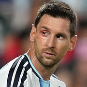 Till vänster: 20 personer dödades när fartyget HMS Sheffield sjönk under Falklandskriget. Till höger: Argentinas superstjärna Lionel Messi under kvartsfinalen mot Schweiz.