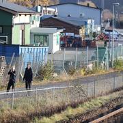 Polisens tekniker arbetar på platsen utanför en festlokal i Mölnlycke utanför Göteborg där en skottlossning inträffade på lördagskvällen.