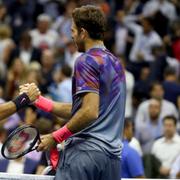 Juan Martin del Potro och Roger Federer skakar hand efter matchen.