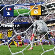 Frankrikes Bradley Barcola gör mål i vinstmatchen mot Sverige i 16-delsfinalen i årets VM.