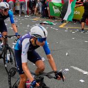 Cyklister från Israel-Premier Tech passerar propalestinska demonstranter under årets upplaga av Spanien runt. 