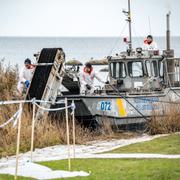 Kustbevakningen på plats med båt av typen strandbekämpare i hamnen i Djupekås för att sanera olja som läckte från Marco Pol.