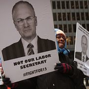 Arkivbild: Kvinna demonstrerar mot Puzders utnämning.