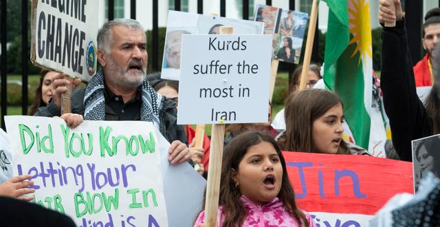 Kurder i Washington DC demonstrerar utanför Vita huset, 1 oktober.  Cliff Owen / AP