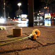 Blommor på olycksplatsen.