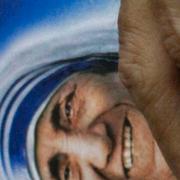 En nunnan från Missionaries of Charity håller en bild på Moder Teresa.