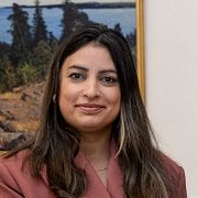 Vänsterpartiledaren Nooshi Dadgostar träffar riksdagens talman Andreas Norlén under den första rundan av samtal inför regeringsbildningen den 18 september 2026.