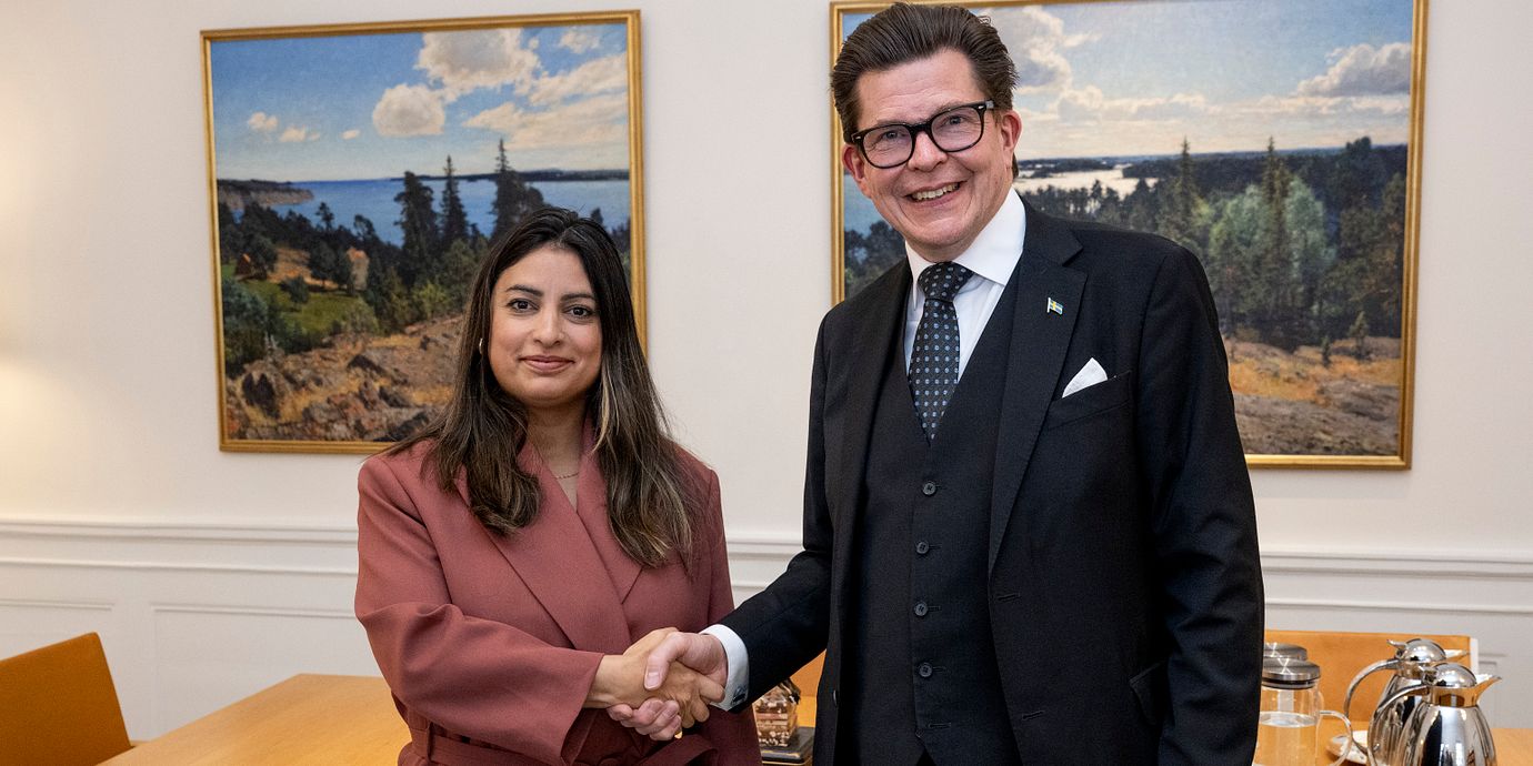 Vänsterpartiledaren Nooshi Dadgostar träffar riksdagens talman Andreas Norlén under den första rundan av samtal inför regeringsbildningen den 18 september 2026.