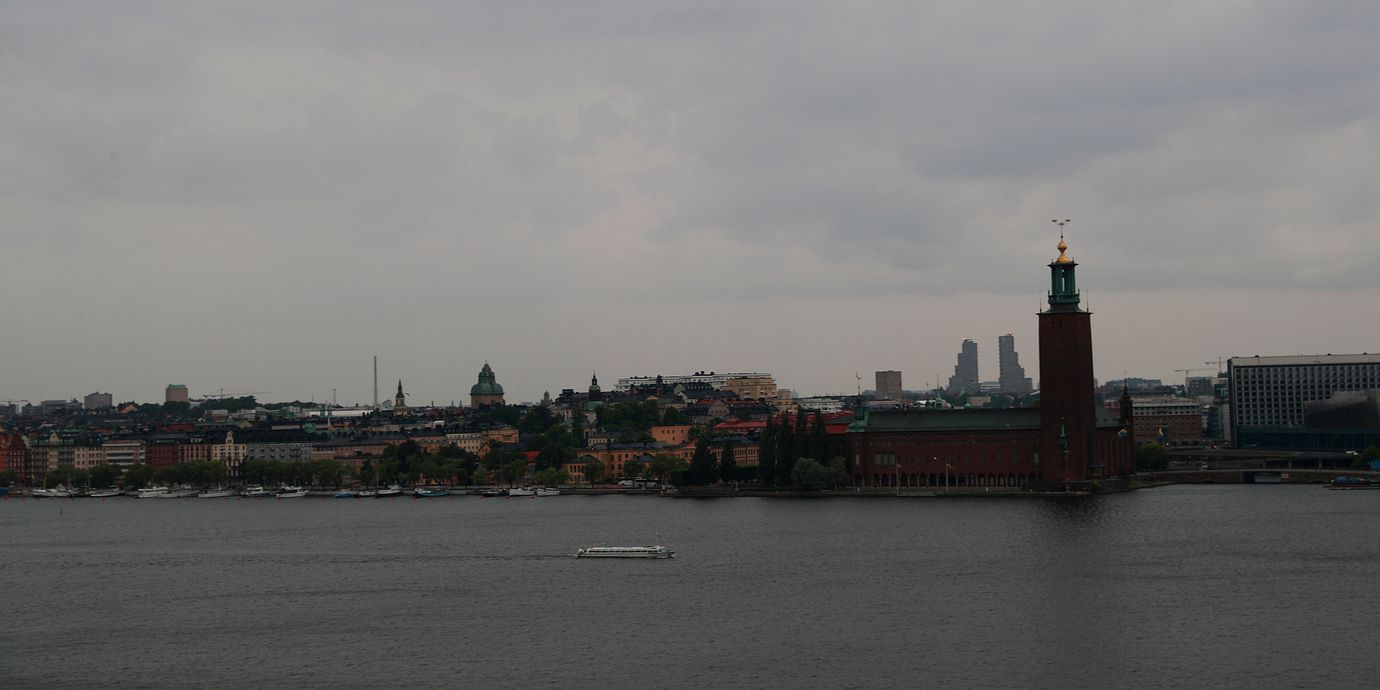 Regn och åskväder drar in över Stockholm på midsommardagen.
