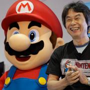 Shigeru Miyamoto bredvid en Super Mario-figur.