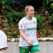 AIK:s Haruna Tabata jublar med lagkamrater.