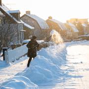 En kvinna skottar snö i januari i Enköping. Arkivbild.