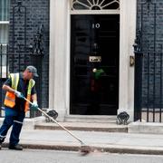 En polis och en gatuarbetare utanför 10 Downing Street. 