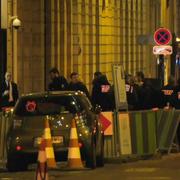 Polis på plats utanför Ritz i Paris.