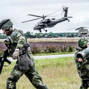 Den förra försvarsövningen Aurora 17 på Gotland med militär från Sverige, USA, Frankrike, Finland och Estland. Bilden: Svenska luftvärnsförband ska försvara sig mot attacker från amerikanska stridshelikoptrar. 
