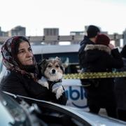 En kvinna ser på under räddningsarbete i Gaziantep i sydöstra Turkiet.