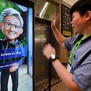 En man vinkar till en AI-version av Nvidia-chefen Jensen Huang.