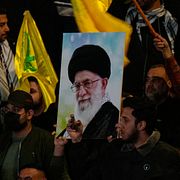 Anhängare håller upp bild på Ali Khamenei, 6 mars.