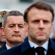 Inrikesminister Gérald Darmanin bakom president Emmanuel Macron. Ludovic Marin / AP