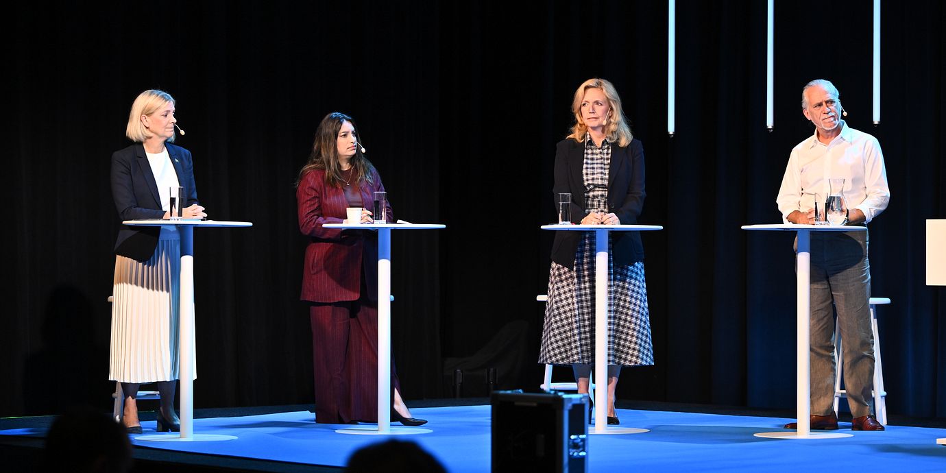 Socialdemokraternas Magdalena Andersson,
Vänsterpartiets Nooshi Dadgostar,
Centerpartiets Elisabeth Thand Ringqvist och
Miljöpartiets Daniel Helldén.