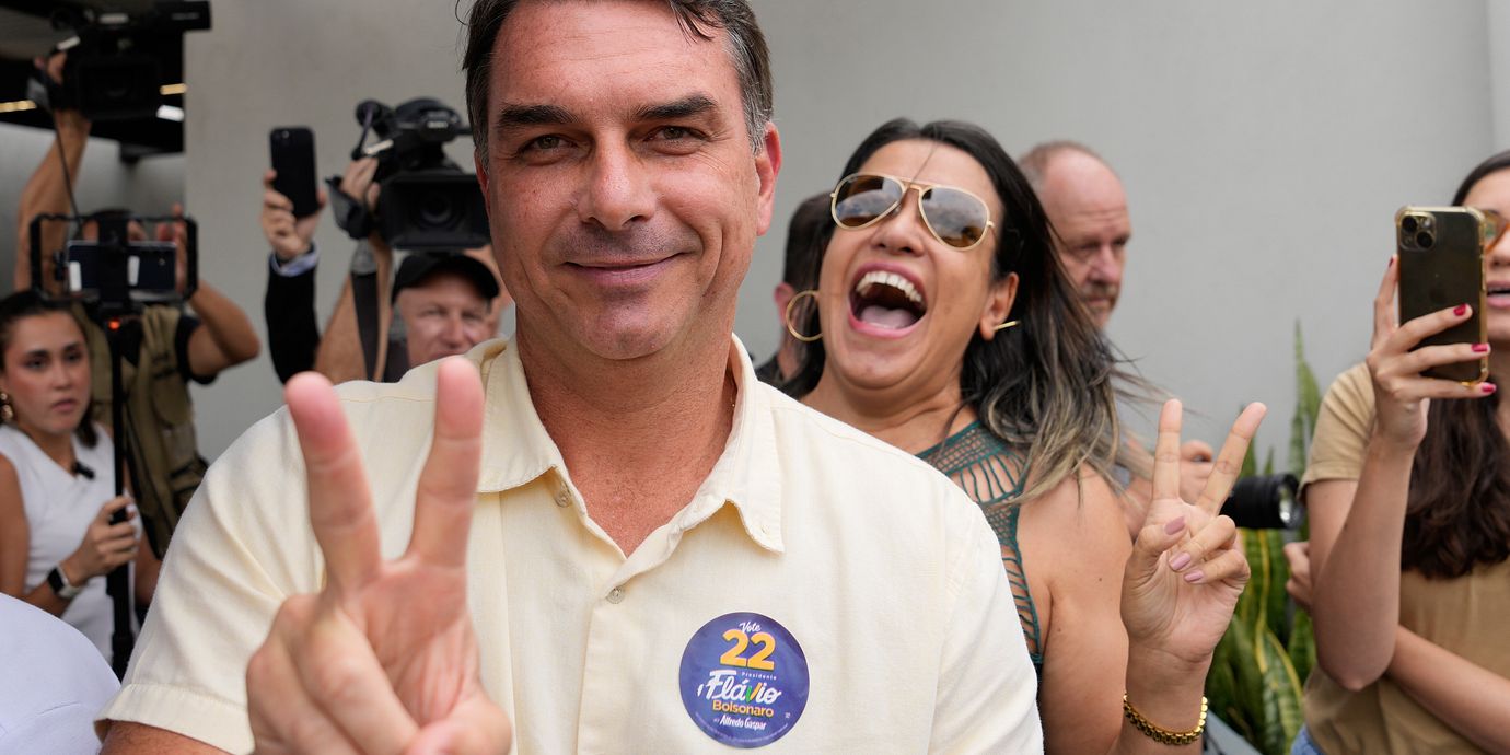 Flavio Bolsonaro gör segertecknet dagen innan den andra omgången av presidentvalet i Brasilien. Han förlorade därefter med oväntat bred marginal.