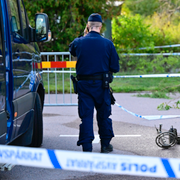 Polis på brottsplatsen/människor har tänt ljus och lagt blommor i Oskarshamn