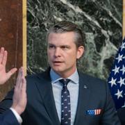 Vicepresident JD Vance svär in Pete Hegseth.