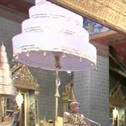 Maha Vajiralongkorn på plats under det heliga parasollet 