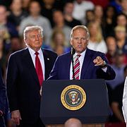 Mike Rogers och Donald Trump.