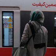 Folk väntar på tunnelbanan i Irans huvudstad Teheran.