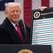 Trump med de ”ömsesidiga” tullarna i april 2025.
