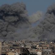 Rökmoln efter en luftattack mot Gaza stad under söndagen. 