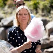 Magdalena Andersson under sitt besök på Skara Sommarland