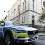 En polisbil utanför Stockholms synagoga. Arkivbild. 