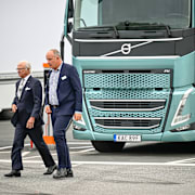 Arkivbild. Kung Carl Gustaf provkörde lastbil under ett besök på Volvo Torslanda 2022, under ett statsbesök signerat Nederländernas kungapar. 